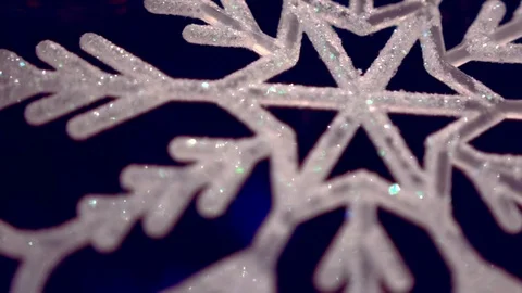 Shiny white artificial snowflake decorated with glitter powder, close-up Vídeo Stock 99148921