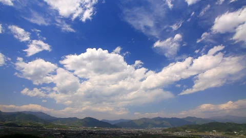 Shioda Plain and the Flowing Clouds with Mount Taro and Other Peaks Vídeo Stock 330298421