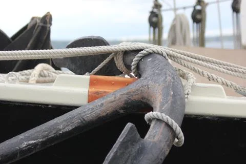 A ship anchor tied Stockfoto's