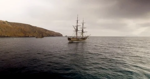 Ship anchored in bay 2 Vidéo 124100022