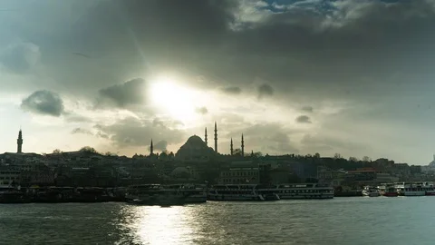 Ship and cloud movements Time Lapse with beautiful mosque and Istanbul view Vídeo Stock 125613199