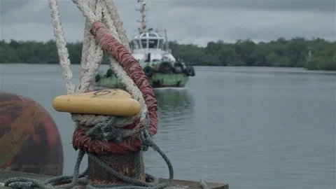 Ship approaching the harbors edge HD Vidéo 75175467