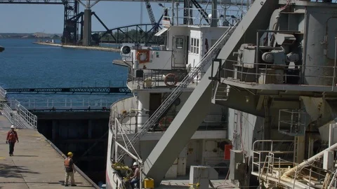 Ship Arrives at Soo Locks Vidéo 95210368