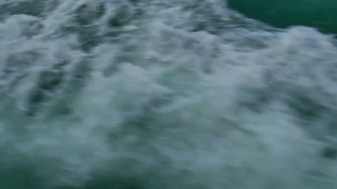 The ship behind: Vidéo 80150807