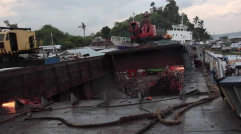 SHIP BREAKING BEACHED SHIP TYPHOON STORM DESTRUCTION DISASTER Vídeos de archivo 41141684