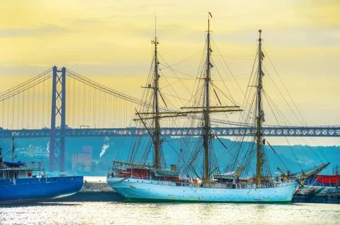 Ship by bridge at sunset Foto stock