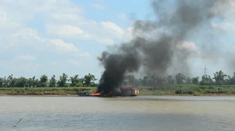 Ship burning on river Vídeo Stock 39014151