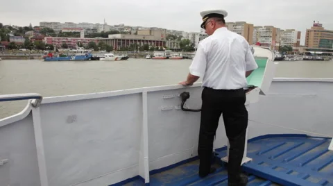 Ship captain checking passengers terminal in harbor 库存影片 55107121