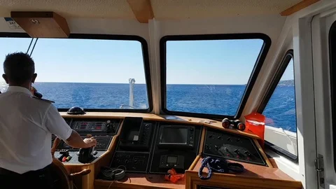 Ship cockpit and commander talking to the microphone Vidéo 92573938