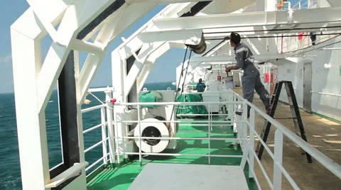 Ship crew working on a deck 库存影片 59085770