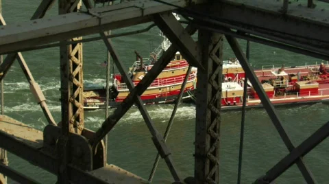 Ship crossing under Brooklyn Bridge Stock Footage 156570
