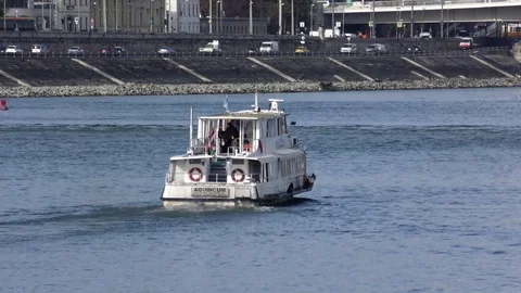 Ship cruises on the Danube river Stockbeeldmateriaal 119317763