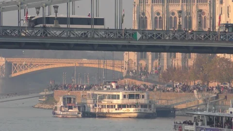 A ship cruises on the Danube river under the Chain bridge Vídeo Stock 119064591