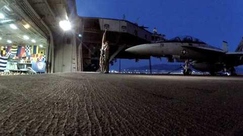 Ship deck lowered as officers demonstrate commitment to maritime security - 2012 库存影片 106032861