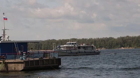 The ship docks to the shore 動画素材 246693069