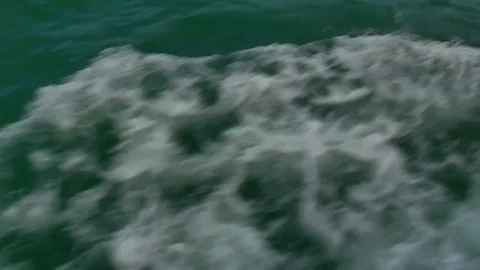 The ship drives: Stockbeeldmateriaal 80150824