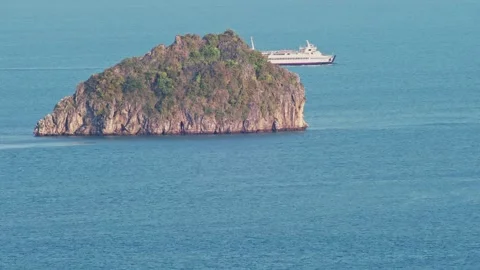 Ship Emerging from Behind Island in Clear Tropical Waters 動画素材 333547374