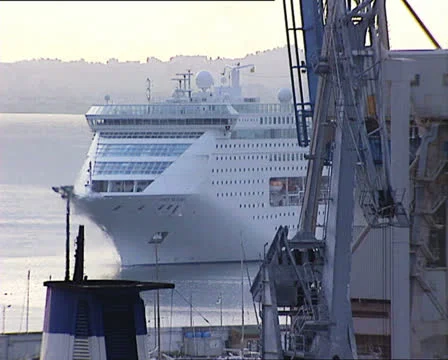 SHIP entering the port 動画素材 22747505