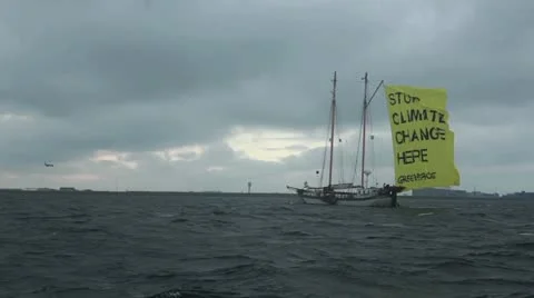 A ship with a flag proclaims an end to global warming. Vidéo 22345693