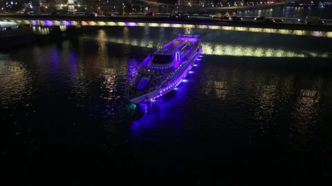 Ship float under the bridge Vidéo 71834168