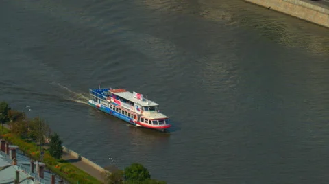 The ship floats on the river, top view Vidéo 65303510