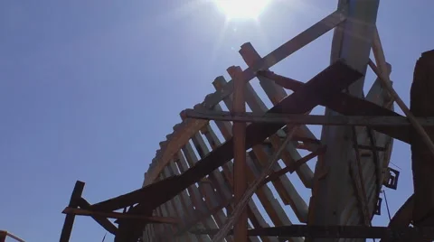 Ship framework skeleton against the sun Vidéo 62440056