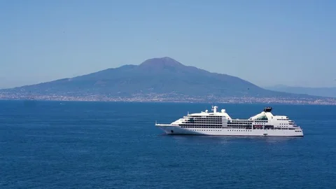 A ship in front of Mount Vesuvius Video stock 79754381