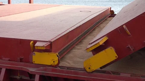 A ship full of grain are preparing to sail Stockbeeldmateriaal 267998553