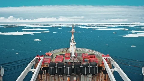 Ship goin through ice Vídeos de archivo 84897745