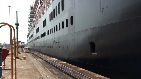A ship going through the Panama Canal 스톡 동영상 67675952