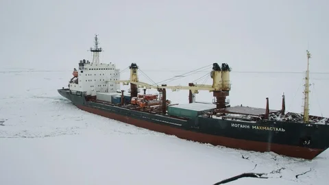 The ship is in the ice. 스톡 동영상 98648433