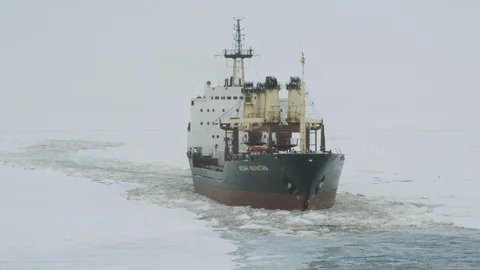 The ship is in the ice. Vídeos de archivo 98648736