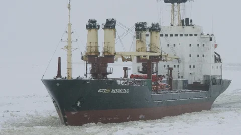 The ship is in the ice. 스톡 동영상 98649435