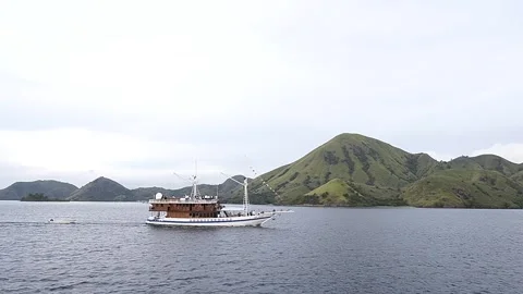 Ship in Labuan Bajo Vídeos de archivo 245682480