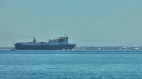 The ship leaves port 動画素材 32087824