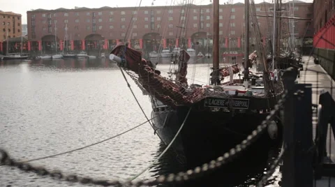 Ship in Liverpool's Albert Dock 库存影片 42934726