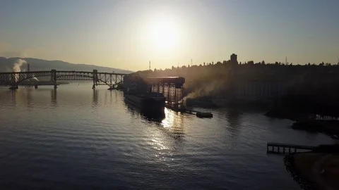 A Ship Loading At The Grain Elevator In Burrard Inlet In North Vancouver, 库存影片 129724330