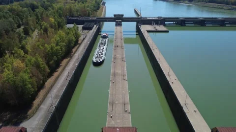 Ship lock at the Abwinden-Asten hydropower plant on the river Danube Video stock 342414994