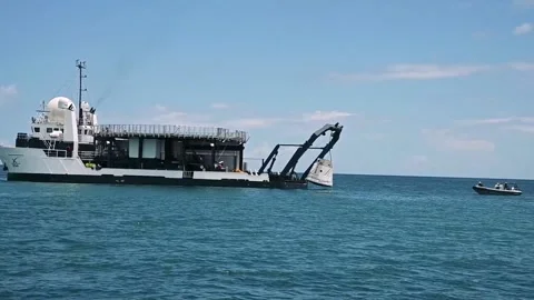 Ship lowering U.S. Space Command pod into sea for recovery exercise with USAF Vidéo 205196238