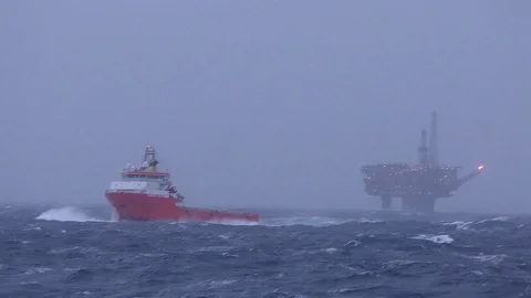 Ship &amp; Oil Rig in Storm Stockbeeldmateriaal 124273698