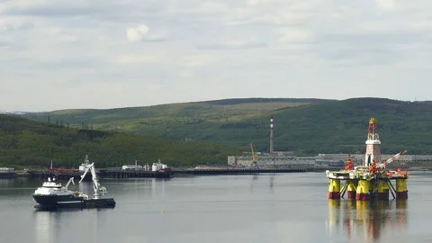 The ship "Olympic Zeus" and the drilling platform Nanhai VIII in the Kola Bay. Stock-Footage 80799338