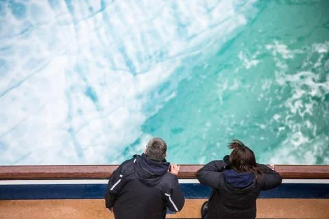 Ship Passengers Looking at Ice Flow in the Endicott Arm Foto stock