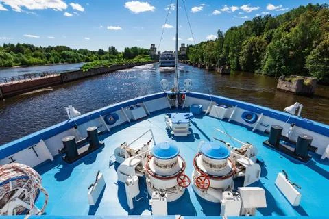 Ship passes gateways Stockfoto's