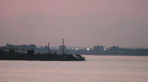 Ship Passing by at Dusk Vidéo 21259156