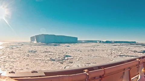 Ship plowing through brash ice Vídeos de archivo 98215314