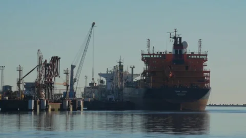 The ship is in the port Stockbeeldmateriaal 85446973