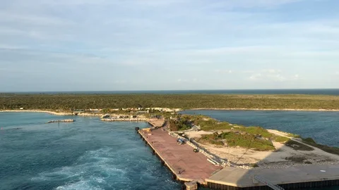 Ship Pulling Away from Port in the Caribbean 動画素材 102341149