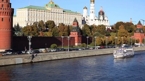 Ship on the river passing Moscow Kremlin Stockbeeldmateriaal 100401771