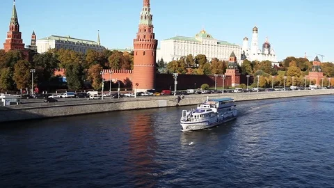 Ship on the river passing Moscow Kremlin Stockbeeldmateriaal 100401877
