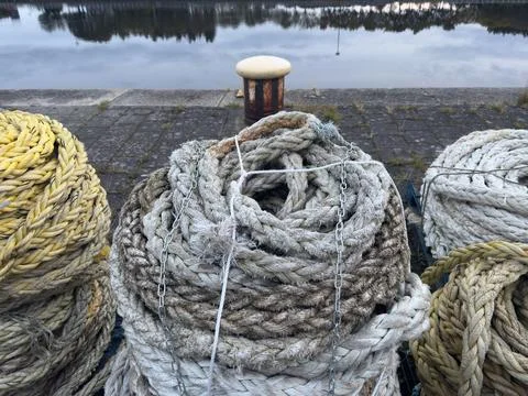 Ship rope in roll at harbour for secure mooring of boat Foto stock